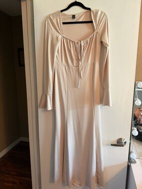 Never Worn SHEIN Long-Sleeved, Cream-Colored Maxi Dress with Size Medium M